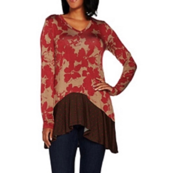 LOGO Contrast Print Knit Top 1X Hi-Low Hem